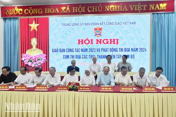 Các đơn vị trong cụm thi đua các tỉnh, thành phố Tây Nam Bộ ký giao ước thi đua năm 2024.