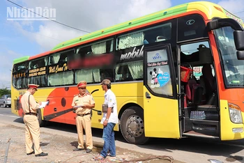 CSGT Sóc Trăng kiểm tra ô-tô vận tải hành khách dịp Tết.