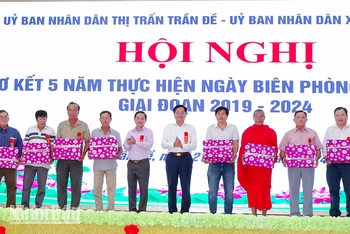 Tặng quà cho các cá nhân điển hình tiên tiến trong tham gia xây dựng khu vực biên giới vững mạnh