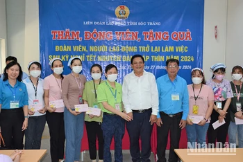 Lãnh đạo tỉnh Sóc Trăng trao quà cho công nhân gặp khó khăn trong khu công nghiệp.