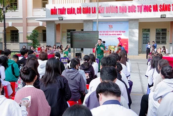 Cán bộ Bộ đội Biên phòng Sóc Trăng phổ biến Luật Biên phòng Việt Nam.