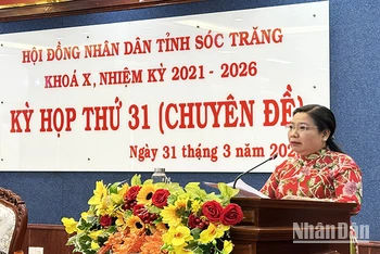 Chủ tịch Hội đồng nhân dân tỉnh Sóc Trăng Hồ Thị Cẩm Đào phát biểu tại kỳ họp.
