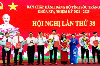 Trao quyết định cho Ban biên tập cơ quan Báo và Đài Phát thanh Truyền hình Sóc Trăng.