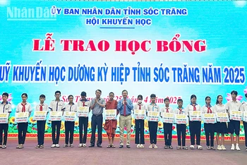 Trao học bổng “Dương Kỳ Hiệp” cho 240 học sinh hiếu học tiêu biểu.