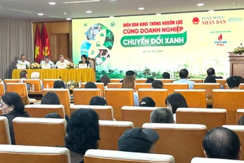 Diễn đàn “Khơi thông nguồn lực cùng doanh nghiệp chuyển đổi xanh”. (Ảnh: AN NGUYÊN)