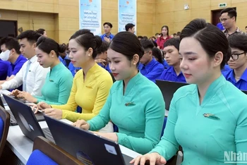 Các thí sinh của Hãng Hàng không Quốc gia Việt Nam (Vietnam Airlines) tham gia thi hưởng ứng tại buổi lễ.