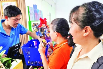 Công nhân vui mừng mua sắm tại “Điểm phúc lợi công đoàn” khu chế xuất Linh Trung 1, thành phố Thủ Đức, Thành phố Hồ Chí Minh.