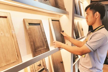 Doanh nghiệp chế biến và xuất khẩu gỗ trưng bày sản phẩm gỗ tại Thành phố Hồ Chí Minh.