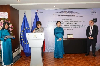Quang cảnh Lễ trao tặng Huân chương Văn học Nghệ thuật bậc Sĩ quan của Pháp cho Tiến sĩ Ngô Phương Lan.