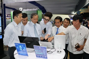 Các đại biểu tham quan gian hàng triển lãm.
