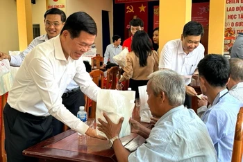 Bí thư Tỉnh ủy Đồng Nai Nguyễn Hồng Lĩnh trao quà Tết cho người cao tuổi tại Trung tâm Công tác xã hội tỉnh.