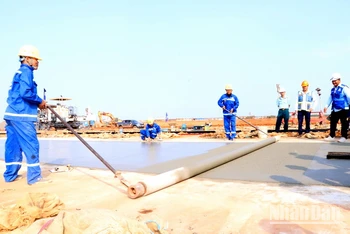 Thi công đường cất, hạ cánh sân bay Long Thành.