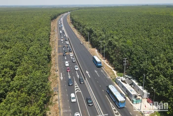 Cao tốc Phan Thiết - Dầu Giây, đoạn qua địa bàn Đồng Nai sáng 27/4.