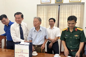Bí thư Tỉnh ủy Đồng Nai Nguyễn Hồng Lĩnh đến thăm, tặng quà ông Ngô Thế Ngân (95 tuổi), ngụ khu phố Phước Hải, thị trấn Long Thành, huyện Long Thành.