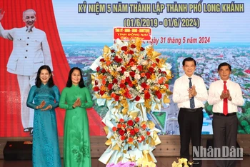 Thay mặt lãnh đạo tỉnh Đồng Nai, Bí thư Tỉnh ủy Đồng Nai Nguyễn Hồng Lĩnh tặng lẵng hoa chúc mừng cho tập thể Thường trực Thành ủy Long Khánh.