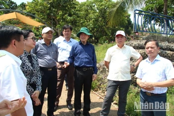Bí thư Tỉnh ủy Đồng Nai Nguyễn Hồng Lĩnh cùng quyền Chủ tịch Ủy ban nhân dân tỉnh Võ Tấn Đức khảo sát một điểm du lịch ven hồ Trị An thuộc huyện Vĩnh Cửu.