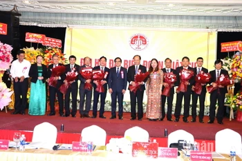 Lãnh đạo tỉnh Đồng Nai chúc mừng Ban Chủ nhiệm Đoàn Luật sư tỉnh Đồng Nai khóa IX.