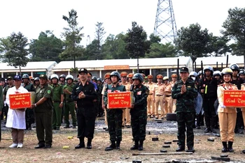 Bí thư Tỉnh ủy Đồng Nai Nguyễn Hồng Lĩnh cùng Ban Chỉ đạo diễn tập phòng thủ tỉnh tặng quà động viên các đơn vị tham gia.