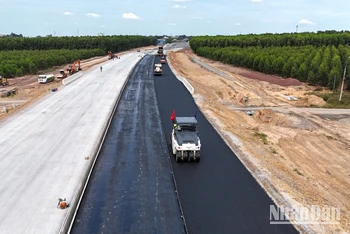 Cao tốc Biên Hòa-Vũng Tàu, đoạn qua tỉnh Đồng Nai trải những thảm nhựa đầu tiên.