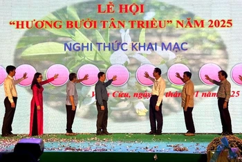 Các đại biểu thực hiện nghi thức khai mạc lễ hội Hương bưởi Tân Triều.