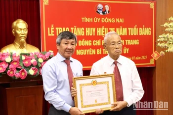 Phó Bí thư Thường trực Tỉnh ủy Đồng Nai Hồ Thanh Sơn trao Huy hiệu 75 năm tuổi đảng cho đồng chí Phan Văn Trang.