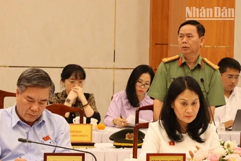Đại tá Trần Tiến Đạt, Phó Giám đốc Công an tỉnh Đồng Nai, báo cáo về tình hình an ninh trật tự quý I/2025.