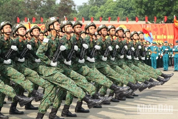 Tổng hợp luyện diễu binh lần 1 tại sân bay Biên Hòa, tỉnh Đồng Nai.