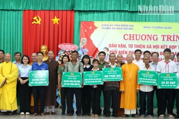 Ban Tổ chức chương trình trao biểu trưng quà tặng cho người dân.