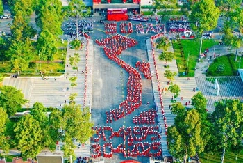 Người dân đồng diễn xếp hình nghệ thuật chào mừng kỷ niệm 50 năm Ngày Giải phóng miền Nam, thống nhất đất nước.