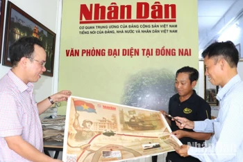 Phát miễn phí phụ san đặc biệt Báo Nhân Dân ở trụ sở Văn phòng đại diện Báo Nhân Dân tại Đồng Nai.