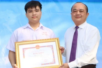 Phó Giám đốc Sở Khoa học và Công nghệ Đồng Nai Võ Hoàng Khai trao Bằng khen cho em Phan Hải Đăng.