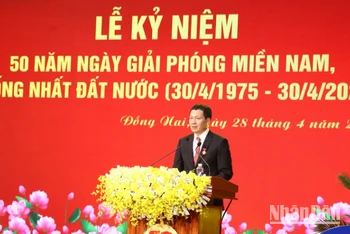 Đồng chí Vũ Hồng Văn, Bí thư Tỉnh ủy, Trưởng Đoàn đại biểu Quốc hội tỉnh Đồng Nai đọc diễn văn tại Lễ kỷ niệm.