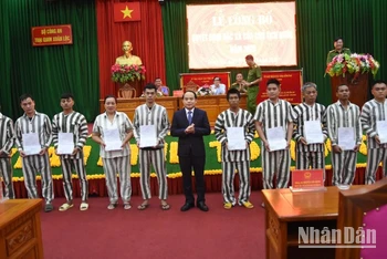 Phó Chánh án Tòa án nhân dân Tối cao Nguyễn Quốc Đoàn trao giấy chứng nhận đặc xá cho các phạm nhân.