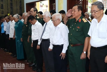 Nguyên Chủ tịch nước Nguyễn Minh Triết cùng các đại biểu dành phút mặc niệm tưởng nhớ công ơn vĩ đại của Chủ tịch Hồ Chí Minh và các Anh hùng liệt sĩ.
