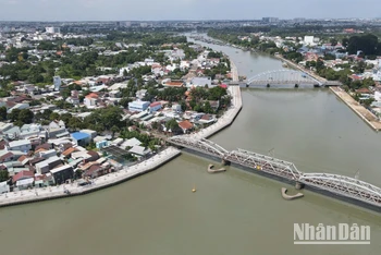 Công trình bờ kè chống sạt lở sông Đồng Nai, đoạn qua thành phố Biên Hòa, đi qua cầu Rạch Cát (cầu đường sắt hơn 100 năm tuổi) và cầu Hiệp Hòa.