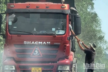 Ngang nhiên thu tiền xe tải tại đường Suối Sao 2, ấp Lộ Đức, xã Hố Nai 3, huyện Trảng Bom, tỉnh Đồng Nai.