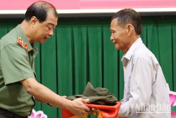 Thiếu tướng Lê Hồng Hiệp, Phó Cục trưởng Cục Công tác chính trị tiếp nhận kỷ vật của liệt sĩ Trần Nguyên Hiện.