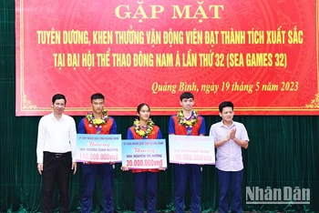 Các đồng chí lãnh đạo tỉnh Quảng Bình trao thưởng cho các vận động viên
