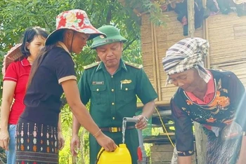 Đồng bào Ma Coong, xã Thượng Trạch, huyện Bố Trạch (Quảng Bình) vui mừng vì có nước sạch để dùng.