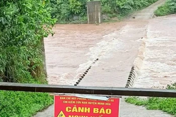 Ở khu vực biên giới huyện Minh Hóa (Quảng Bình), các ngầm, tràn bị ngập được lực lượng chức năng đặt biển cảnh báo không cho người và phương tiện qua lại.