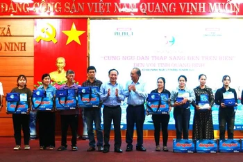 Các đại biểu tặng quà cho ngư dân xã Bảo Ninh, thành phố Đồng Hới.