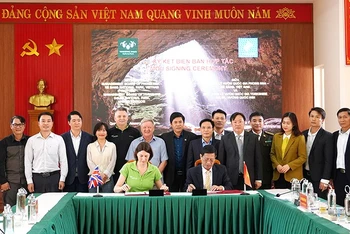 Đại diện lãnh đạo Vườn quốc gia Phong Nha-Kẻ Bàng và Vườn quốc gia Yorkshire Dales ký kết biên bản hợp tác về nghiên cứu đa dạng sinh học, du lịch thám hiểm hang động.