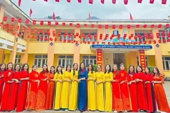Phụ nữ Trường Sơn duyên dáng trong tà áo dài.