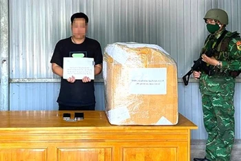 Đối tượng và tang vật bị bắt giữ. (Ảnh: Bộ đội Biên phòng Quảng Bình)