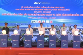 Các đại biểu thực hiện nghi thức khởi công dự án Nhà ga T2 - Cảng hàng không Đồng Hới.