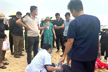 Nạn nhân được cấp cứu trên bãi biển nhưng không qua khỏi.