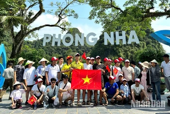 Du khách chụp ảnh lưu niệm trước khi xuống thuyền tham quan động Phong Nha và động Tiên Sơn.