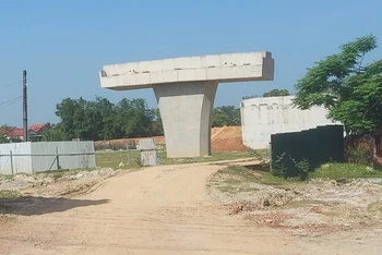 Nút giao đầu tuyến tại xã Quảng Xuân, huyện Quảng Trạch bị đình trệ thi công do vướng mặt bằng.