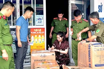 Lực lượng của Công an tỉnh Quảng Bình kiểm tra, phát hiện cơ sở kinh doanh thuốc hoạt động không phép (Ảnh: CAQB)