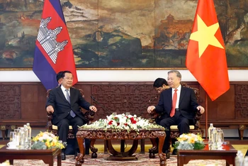 Tổng Bí thư Tô Lâm hội kiến Chủ tịch Đảng Nhân dân Campuchia Hun Sen. (Ảnh: DUY LINH)